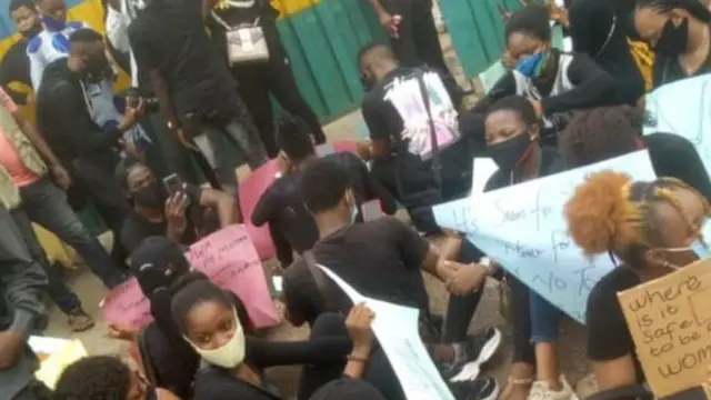 Ụmụakwụkwọ na-eme ngagharịiwe maka ọnwụ Uwavera