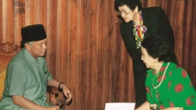 Pertemuan Presiden BJ Habibie (kiri) dengan 11 tokoh perempuan yang dipimpin oleh Prof. Saparinah Sadli (paling kanan).