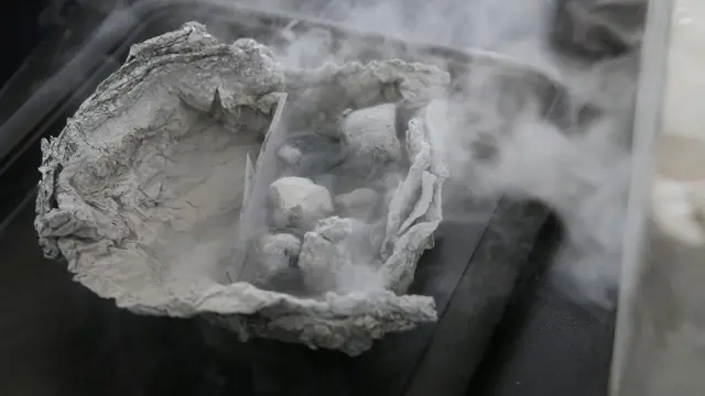 الثلج المشتعل مادة غريبة؛ تشتعل وتذوب في آن واحد