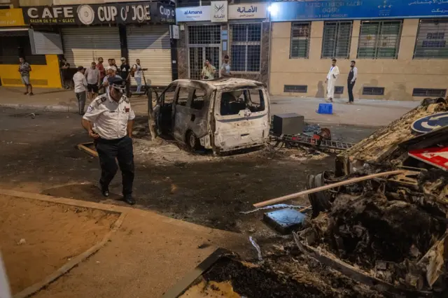 سيارة محترقة خلال الاحتجاجات التي قادها الشباب للمطالبة بإصلاحات الرعاية الصحية والتعليم، المغرب، 1 أكتوبر 2025.