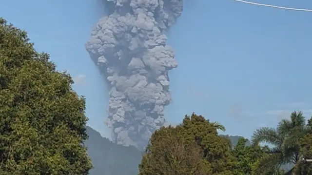 Letusan Gunung Dukono di Kabupaten Halmahera Utara, Maluku Utara, Indonesia, 8 Mei 2026.