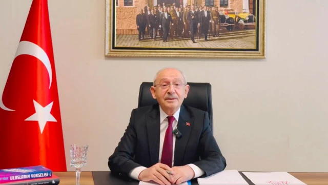 Kemal Kılıçdaroğlu'nun videolu mesajından bir kare. Önünde kitaplar, masa ve üzerinde beyaz kağıtlar var.