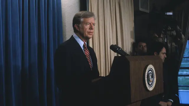 کارتر در جریان سخنرانی ۷ آوریل ۱۹۸۰ خود در کاخ سفید اعلام کرد که در پی گروگان‌گیری بیش از۵۰ دیپلمات آمریکایی در تهران رابطه دیپلماتیک آمریکا و ایران را رسما قطع کرده است