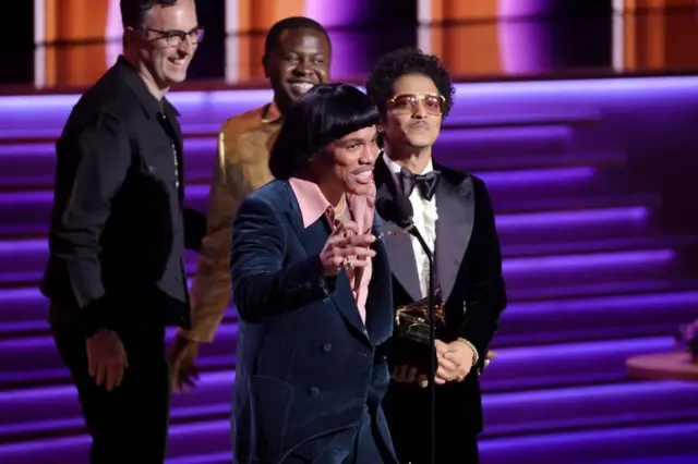 Silk Sonic, el superdúo compuesto por Bruno Mars y Anderson .Paak, recogiendo en Grammy a la grabación del año.