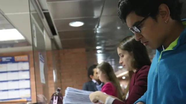 Jóvenes entregan el recurso