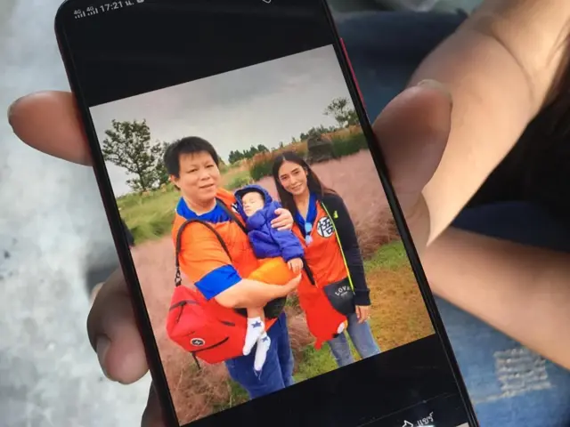 ภาพ 3 คนพ่อแม่ลูก บนหน้าจอโทรศัพท์