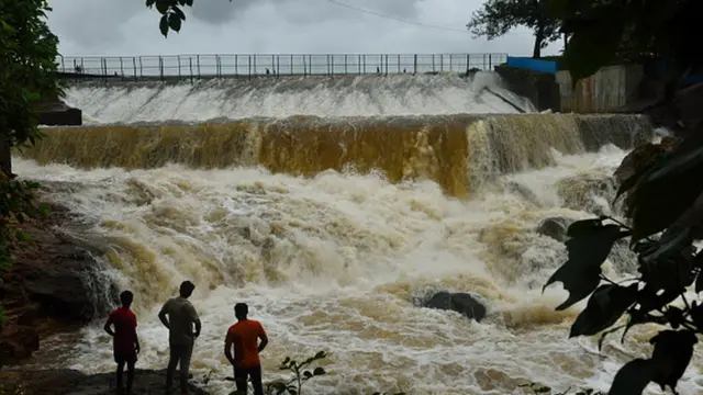 မွန်ဘိုင်းက ဆည်တစ်ခုက လျှံထွက်လာတဲ့ ရေတွေ