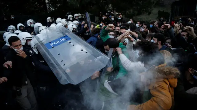 Polisler protestocuların kampüse girişini böyle engellemişti