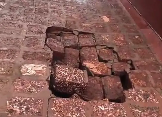 पुतळ्याजवळची खचलेली जमीन