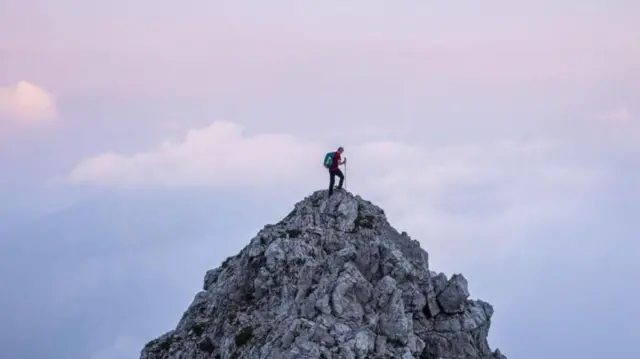 सामाजिक प्राणी असल्यानं एकट्यानं वेळ घालवणं वाईट आहे, असं लोक नेहमी विचार करतात.
