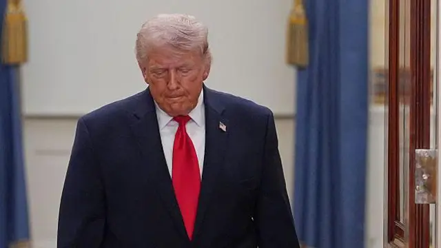 वॉशिंगटन, डीसी, 1 अप्रैल: अमेरिकी राष्ट्रपति डोनाल्ड ट्रंप 1 अप्रैल 2026 को वॉशिंगटन, डीसी में व्हाइट हाउस के क्रॉस हॉल से राष्ट्र को संबोधित करने पहुंचे. 