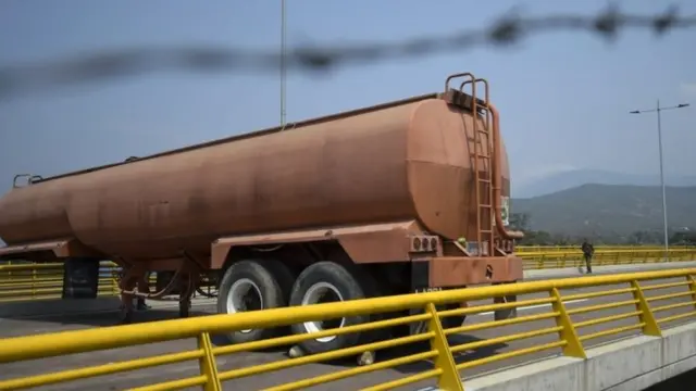 Imagem mostra caminhão tanque bloqueando a ponte da fronteira Tienditas, entre a Colômbia e a Venezuela. Foto: 6apostas esportivas para iniciantesfevereiro