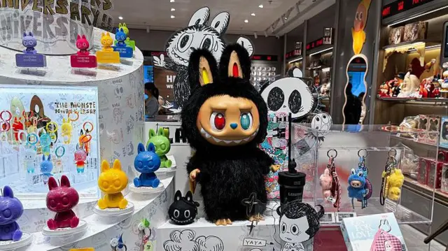 購物中心內一家泡泡瑪特門店的景象。