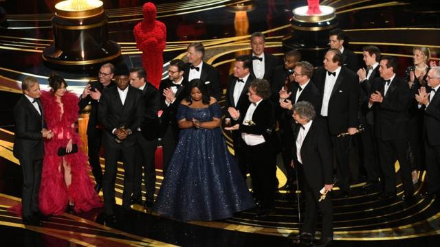 Equipo de Green Book recogiendo el Oscar a mejor película