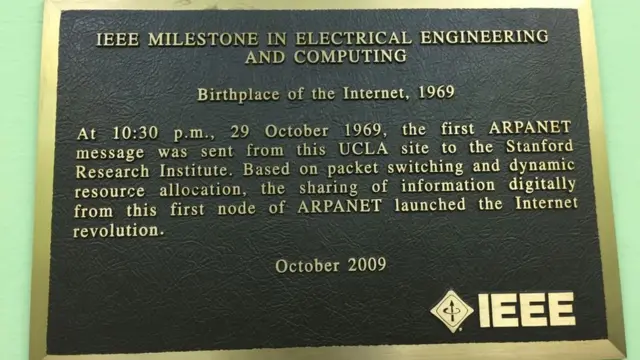 Placa recordatoria del nacimiento de internet