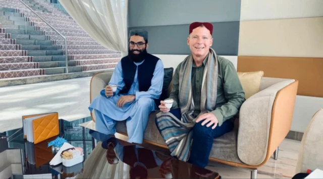 تصویر مشترک آقای تیموتی و انس حقانی در جریان مذاکرات آمریکا و طالبان در قطر در سال ۲۰۲۰