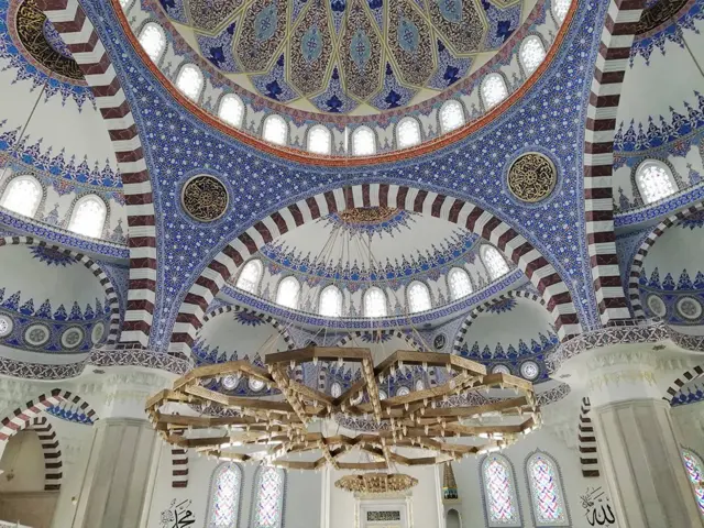 Имом Сарахсий номидаги марказий жомеъ масжиди ичкари қисми