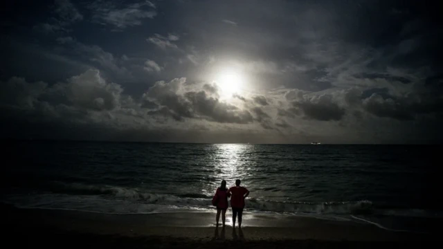 اثنان على ساحل مظلم 