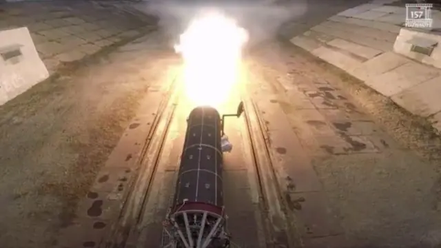 Пламя вырывается из сопла ракетного двигателя