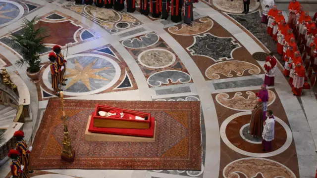 صورة لنعش البابا فرنسيس في كاتدرائية القدّيس بطرس في الفاتيكان.