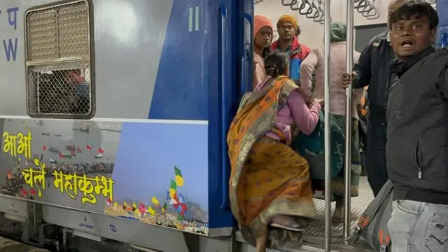 दूरवरून आलेल्या अनेकांची त्यांच्यासोबत आलेल्या लोकांसोबत ताटातूट झालीय.