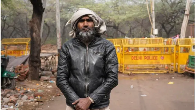 मस्जिद के इमाम ज़ाकिर हुसैन हर दिन मस्जिद के खंडहर देखने जाते हैं. उन्हें अपना घर याद आता है