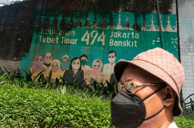 Mural yang mempromosikan kesadaran terhadap penyakit virus corona (Covid-19) terlihat di Jakarta, Indonesia, pada 09 Mei 2023. Organisasi Kesehatan Dunia (WHO) telah menyatakan bahwa Covid-19 telah berakhir sebagai keadaan darurat kesehatan global. Namun, mereka memperingatkan bahwa keputusan untuk mencabut keadaan darurat tersebut tidak menandakan berakhirnya pandemi, dan memperingatkan negara-negara untuk tidak menjadikan hal ini sebagai alasan untuk membongkar sistem respons Covid. Kementerian Kesehatan Indonesia tengah bersiap untuk melakukan transisi dari pandemi menjadi endemik (Foto oleh Agoes Rudianto/NurPhoto via Getty Images)