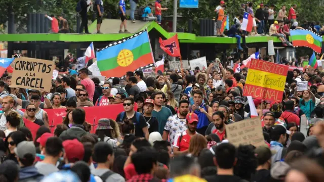 "Corruptos na cadeia" e "Pela dignidade do nosso povo, vamos para a rua sem medo" eram outros lemas da marcha