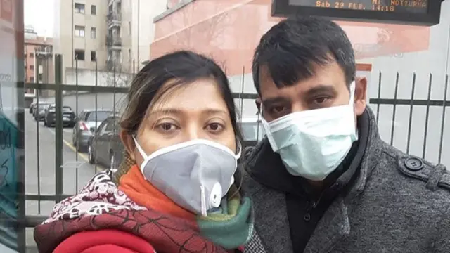 মিলানের জনশূন্য রাস্তায় স্বামীর সঙ্গে বাংলাদেশি সাংবাদিক ফেরদৌসী আক্তার।