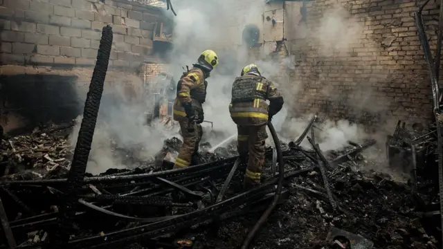 Рятувальники ліквідовують наслідки атаки