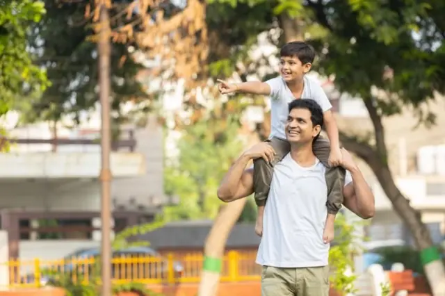 கண்ணாடிகளுக்கான மருந்துச் சீட்டைச் சரிபார்க்க உங்கள் குழந்தையை ஒரு கண் மருத்துவரிடம் அழைத்துச் செல்வது பயனளிக்காது என்பதை நினைவில் கொள்ளுங்கள் என்று அவர் பரிந்துரை அளிக்கிறார்.