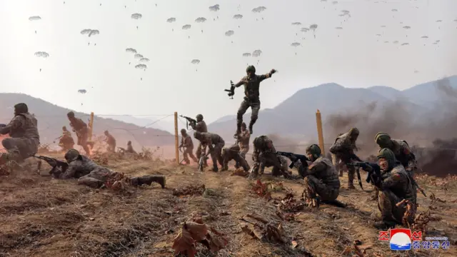 تُظهر الصور التي نشرتها وسائل الإعلام الرسمية في كوريا الشمالية في مارس 2024 جنودًا من القوات الخاصة يشاركون في جلسة تدريبية