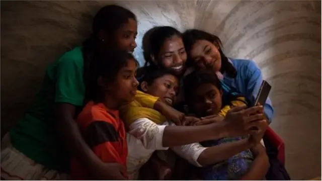 స్మార్ట్ ఫోన్ తో పిల్లలు