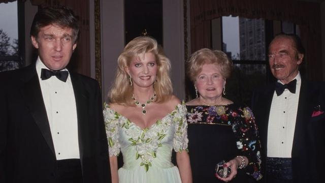 特朗普与其父亲弗雷德·特朗普（右一）、母亲玛丽·特朗普（右二）、前妻伊凡娜·特朗普（左二）