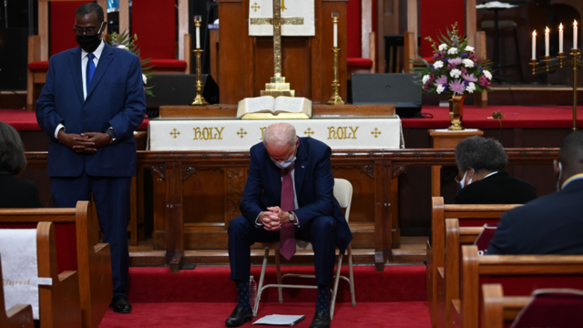 美國總統拜登在教堂祈禱