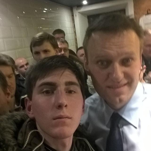 Молодой российский участник протестов Павел фотографируется с Алексеем Навальным