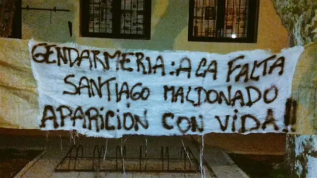 Cartel reclamando por Santiago Maldonado.