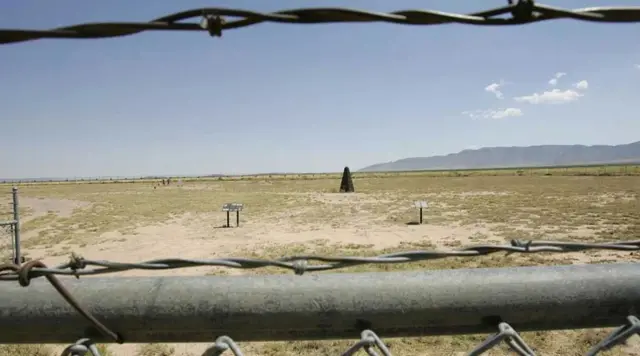 Тринити бомбасынын сыноосу өткөн жердин бүгүнкү көрүнүшү, бактыга жараша, атмосфера өрттөнүп кеткен эмес.