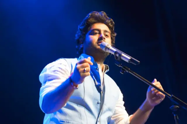 लंदन में हुए एक कॉन्सर्ट में गाते अरिजीत सिंह