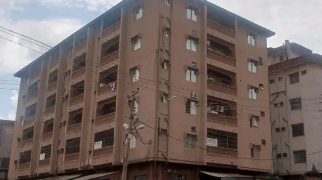 Ụlọ ahụ bụ ụlọ ogogo ise bụ ebe nwa ahụ si wutuo mana ha bi n'ogogo anọ ya.