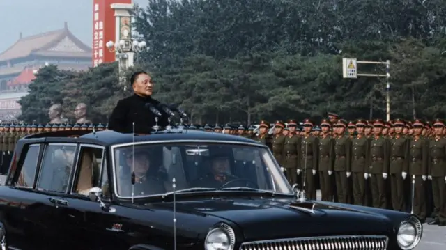 鄧小平在慶祝中華人民共和國成立35週年大會上檢閱三軍儀仗隊。中國北京。 1984年10月1日