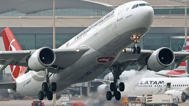 Türkiyə hava yollarına məxsus iki motorlu təyyarə İstanbul hava limanından havaya qalxır