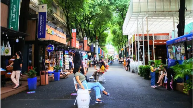 Người dân đến đường sách Nguyễn Văn Bình ngày 24/10 phải đeo khẩu trang và giữ khoảng cách
