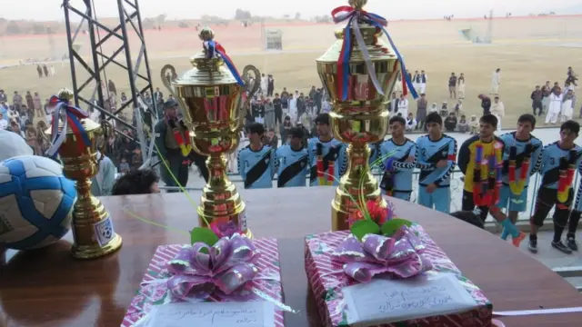 د فوټبال دغو سیالیو ته د نندارې په موخه هر مازیګر سلګونه نندارچیان راټولیدل.