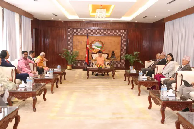 बुधवार बिहान ओलीले प्रधानमन्त्री निवासमा सत्तारुढ दलका नेताहरूसँग बैठक गरे