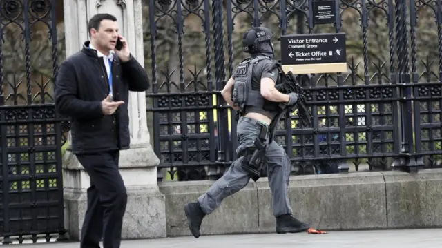 Policial armado nos arredores do Parlamento