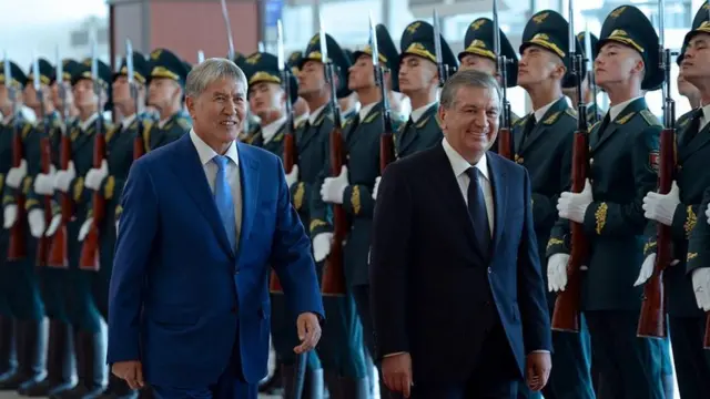Өзбекстандын президенти Шавкат Мирзиёев мамлекеттик иш сапары менен Кыргызстанга келди. Аны Бишкектеги "Манас" эл аралык аэропортунан президент Алмазбек Атамбаев тосуп алды.