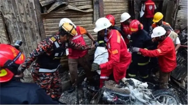 চুড়িহাট্টায় উদ্ধারকাজ করছে বিমান বাহিনী।