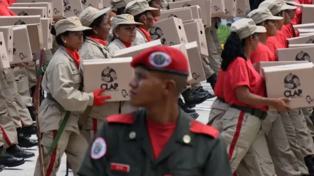 Milicianos desfilam com caixasfutebol betanocestas básicas  