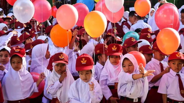 Ilustrasi: Sejumlah peserta didik Sekolah Dasar (SD) membawa balon saat hari pertama masuk sekolah.